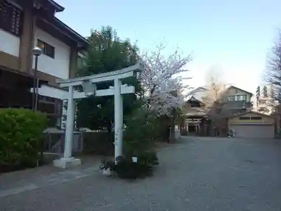 被官稲荷神社の鳥居
