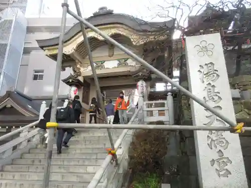湯島天満宮の山門・神門