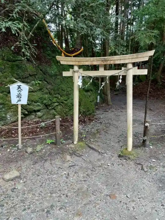 室生龍穴神社 天の岩戸の{uncategorized: "未分類", other: "その他", undefined: "問題あり", building: "その他建物", grave: "お墓", sacred_gate: "鳥居", guardian: "狛犬", statue: "像", buddha: "仏像", history: "歴史", nature: "自然", garden: "庭園", animal: "動物", pagoda: "塔", temizu: "手水舎", mountain_gate: "山門・神門", sanctuary: "本殿・本堂", subordinate: "末社・摂社", art: "芸術", scenery: "景色", jizo: "地蔵", ema: "絵馬", goshuin: "御朱印", omikuji: "おみくじ", items: "授与品その他", amulet: "お守り", goshuincho: "御朱印帳", eats: "食事", festival: "お祭り", votive_dance: "神楽", shichigosan: "七五三参", wedding: "結婚式", experience: "体験その他", initially: "初詣", around: "周辺", anti_infection: "感染症対策"}