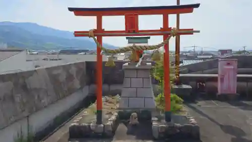 浮羽稲荷神社の{uncategorized: "未分類", other: "その他", undefined: "問題あり", building: "その他建物", grave: "お墓", sacred_gate: "鳥居", guardian: "狛犬", statue: "像", buddha: "仏像", history: "歴史", nature: "自然", garden: "庭園", animal: "動物", pagoda: "塔", temizu: "手水舎", mountain_gate: "山門・神門", sanctuary: "本殿・本堂", subordinate: "末社・摂社", art: "芸術", scenery: "景色", jizo: "地蔵", ema: "絵馬", goshuin: "御朱印", omikuji: "おみくじ", items: "授与品その他", amulet: "お守り", goshuincho: "御朱印帳", eats: "食事", festival: "お祭り", votive_dance: "神楽", shichigosan: "七五三参", wedding: "結婚式", experience: "体験その他", initially: "初詣", around: "周辺", anti_infection: "感染症対策"}