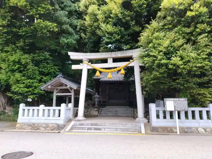 大穴持像石神社の{uncategorized: "未分類", other: "その他", undefined: "問題あり", building: "その他建物", grave: "お墓", sacred_gate: "鳥居", guardian: "狛犬", statue: "像", buddha: "仏像", history: "歴史", nature: "自然", garden: "庭園", animal: "動物", pagoda: "塔", temizu: "手水舎", mountain_gate: "山門・神門", sanctuary: "本殿・本堂", subordinate: "末社・摂社", art: "芸術", scenery: "景色", jizo: "地蔵", ema: "絵馬", goshuin: "御朱印", omikuji: "おみくじ", items: "授与品その他", amulet: "お守り", goshuincho: "御朱印帳", eats: "食事", festival: "お祭り", votive_dance: "神楽", shichigosan: "七五三参", wedding: "結婚式", experience: "体験その他", initially: "初詣", around: "周辺", anti_infection: "感染症対策"}