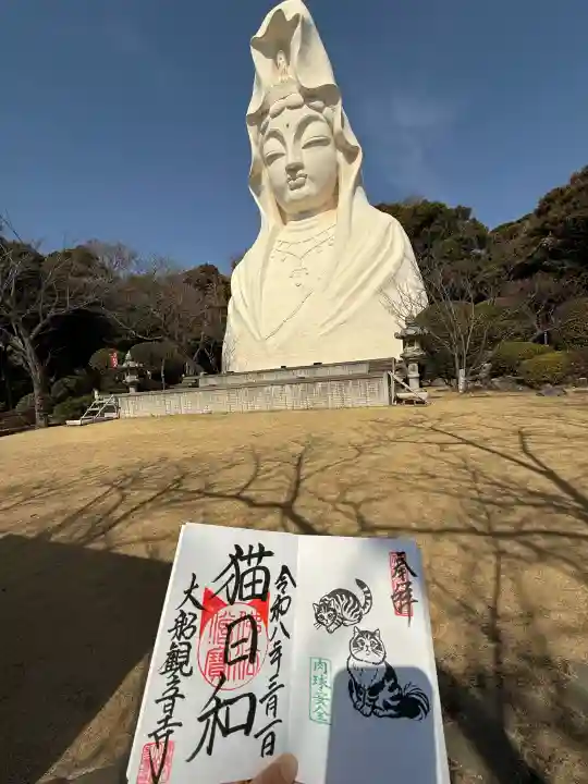 大船観音寺の{uncategorized: "未分類", other: "その他", undefined: "問題あり", building: "その他建物", grave: "お墓", sacred_gate: "鳥居", guardian: "狛犬", statue: "像", buddha: "仏像", history: "歴史", nature: "自然", garden: "庭園", animal: "動物", pagoda: "塔", temizu: "手水舎", mountain_gate: "山門・神門", sanctuary: "本殿・本堂", subordinate: "末社・摂社", art: "芸術", scenery: "景色", jizo: "地蔵", ema: "絵馬", goshuin: "御朱印", omikuji: "おみくじ", items: "授与品その他", amulet: "お守り", goshuincho: "御朱印帳", eats: "食事", festival: "お祭り", votive_dance: "神楽", shichigosan: "七五三参", wedding: "結婚式", experience: "体験その他", initially: "初詣", around: "周辺", anti_infection: "感染症対策"}