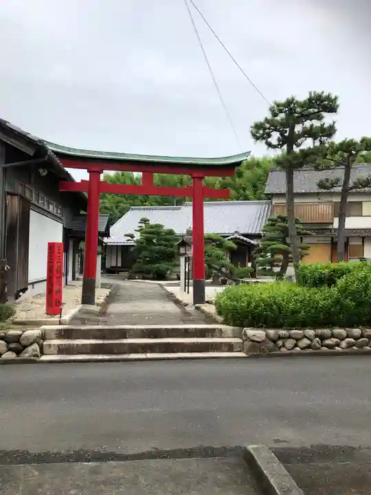 玉三稲荷神社の鳥居