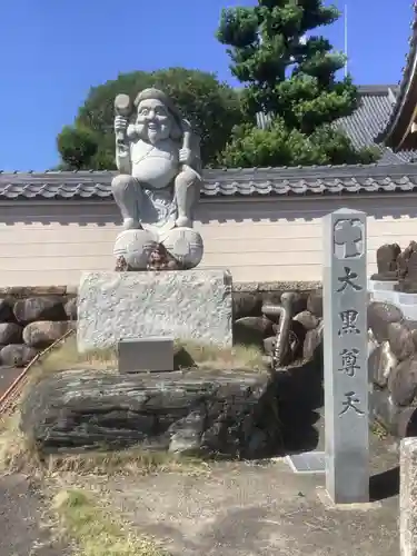 泉徳寺の像