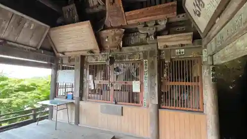 岩室観音堂の本殿・本堂