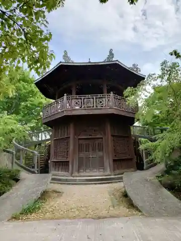 徳林寺の{uncategorized: "未分類", other: "その他", undefined: "問題あり", building: "その他建物", grave: "お墓", sacred_gate: "鳥居", guardian: "狛犬", statue: "像", buddha: "仏像", history: "歴史", nature: "自然", garden: "庭園", animal: "動物", pagoda: "塔", temizu: "手水舎", mountain_gate: "山門・神門", sanctuary: "本殿・本堂", subordinate: "末社・摂社", art: "芸術", scenery: "景色", jizo: "地蔵", ema: "絵馬", goshuin: "御朱印", omikuji: "おみくじ", items: "授与品その他", amulet: "お守り", goshuincho: "御朱印帳", eats: "食事", festival: "お祭り", votive_dance: "神楽", shichigosan: "七五三参", wedding: "結婚式", experience: "体験その他", initially: "初詣", around: "周辺", anti_infection: "感染症対策"}