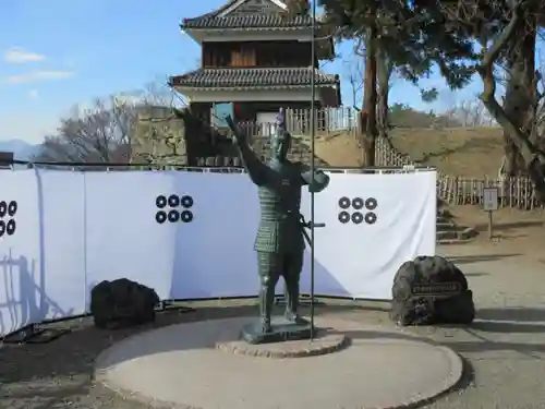 眞田神社の像