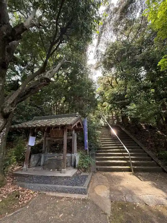 葛木倭文座天羽雷命神社の{uncategorized: "未分類", other: "その他", undefined: "問題あり", building: "その他建物", grave: "お墓", sacred_gate: "鳥居", guardian: "狛犬", statue: "像", buddha: "仏像", history: "歴史", nature: "自然", garden: "庭園", animal: "動物", pagoda: "塔", temizu: "手水舎", mountain_gate: "山門・神門", sanctuary: "本殿・本堂", subordinate: "末社・摂社", art: "芸術", scenery: "景色", jizo: "地蔵", ema: "絵馬", goshuin: "御朱印", omikuji: "おみくじ", items: "授与品その他", amulet: "お守り", goshuincho: "御朱印帳", eats: "食事", festival: "お祭り", votive_dance: "神楽", shichigosan: "七五三参", wedding: "結婚式", experience: "体験その他", initially: "初詣", around: "周辺", anti_infection: "感染症対策"}