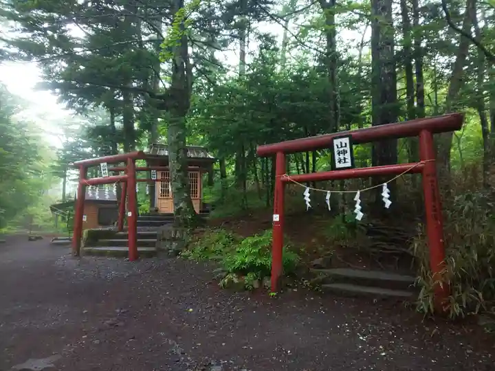 新屋山神社奥宮(山梨県)