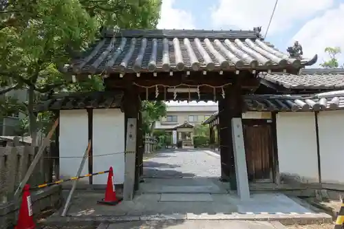 井於神社の山門