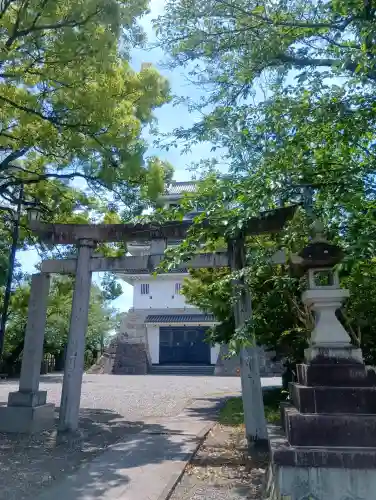 白髭神社の{uncategorized: "未分類", other: "その他", undefined: "問題あり", building: "その他建物", grave: "お墓", sacred_gate: "鳥居", guardian: "狛犬", statue: "像", buddha: "仏像", history: "歴史", nature: "自然", garden: "庭園", animal: "動物", pagoda: "塔", temizu: "手水舎", mountain_gate: "山門・神門", sanctuary: "本殿・本堂", subordinate: "末社・摂社", art: "芸術", scenery: "景色", jizo: "地蔵", ema: "絵馬", goshuin: "御朱印", omikuji: "おみくじ", items: "授与品その他", amulet: "お守り", goshuincho: "御朱印帳", eats: "食事", festival: "お祭り", votive_dance: "神楽", shichigosan: "七五三参", wedding: "結婚式", experience: "体験その他", initially: "初詣", around: "周辺", anti_infection: "感染症対策"}