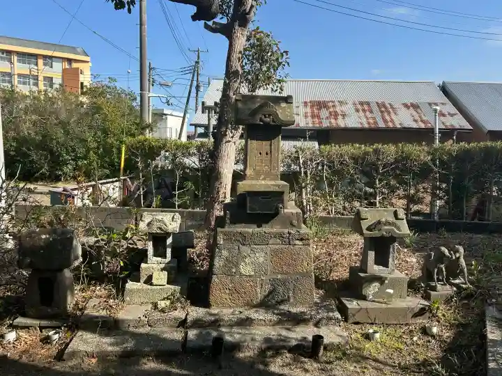 諏訪神社の{uncategorized: "未分類", other: "その他", undefined: "問題あり", building: "その他建物", grave: "お墓", sacred_gate: "鳥居", guardian: "狛犬", statue: "像", buddha: "仏像", history: "歴史", nature: "自然", garden: "庭園", animal: "動物", pagoda: "塔", temizu: "手水舎", mountain_gate: "山門・神門", sanctuary: "本殿・本堂", subordinate: "末社・摂社", art: "芸術", scenery: "景色", jizo: "地蔵", ema: "絵馬", goshuin: "御朱印", omikuji: "おみくじ", items: "授与品その他", amulet: "お守り", goshuincho: "御朱印帳", eats: "食事", festival: "お祭り", votive_dance: "神楽", shichigosan: "七五三参", wedding: "結婚式", experience: "体験その他", initially: "初詣", around: "周辺", anti_infection: "感染症対策"}