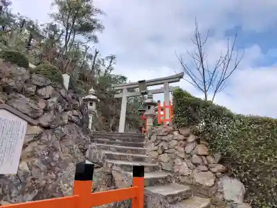 義照稲荷神社・稲荷命婦元宮（建勲神社末社）の{uncategorized: "未分類", other: "その他", undefined: "問題あり", building: "その他建物", grave: "お墓", sacred_gate: "鳥居", guardian: "狛犬", statue: "像", buddha: "仏像", history: "歴史", nature: "自然", garden: "庭園", animal: "動物", pagoda: "塔", temizu: "手水舎", mountain_gate: "山門・神門", sanctuary: "本殿・本堂", subordinate: "末社・摂社", art: "芸術", scenery: "景色", jizo: "地蔵", ema: "絵馬", goshuin: "御朱印", omikuji: "おみくじ", items: "授与品その他", amulet: "お守り", goshuincho: "御朱印帳", eats: "食事", festival: "お祭り", votive_dance: "神楽", shichigosan: "七五三参", wedding: "結婚式", experience: "体験その他", initially: "初詣", around: "周辺", anti_infection: "感染症対策"}