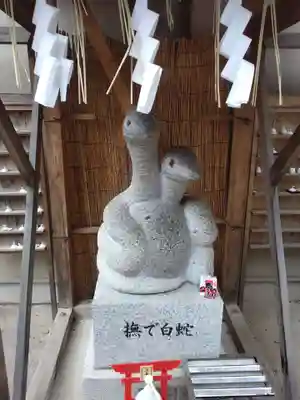 蛇窪神社の像