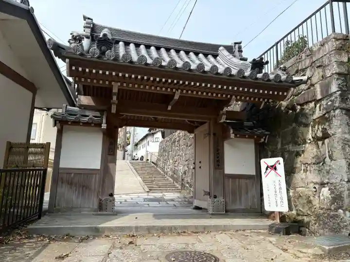 くろ谷 金戒光明寺の{uncategorized: "未分類", other: "その他", undefined: "問題あり", building: "その他建物", grave: "お墓", sacred_gate: "鳥居", guardian: "狛犬", statue: "像", buddha: "仏像", history: "歴史", nature: "自然", garden: "庭園", animal: "動物", pagoda: "塔", temizu: "手水舎", mountain_gate: "山門・神門", sanctuary: "本殿・本堂", subordinate: "末社・摂社", art: "芸術", scenery: "景色", jizo: "地蔵", ema: "絵馬", goshuin: "御朱印", omikuji: "おみくじ", items: "授与品その他", amulet: "お守り", goshuincho: "御朱印帳", eats: "食事", festival: "お祭り", votive_dance: "神楽", shichigosan: "七五三参", wedding: "結婚式", experience: "体験その他", initially: "初詣", around: "周辺", anti_infection: "感染症対策"}