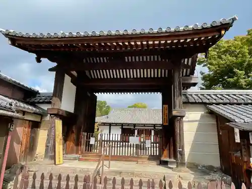 新薬師寺の山門