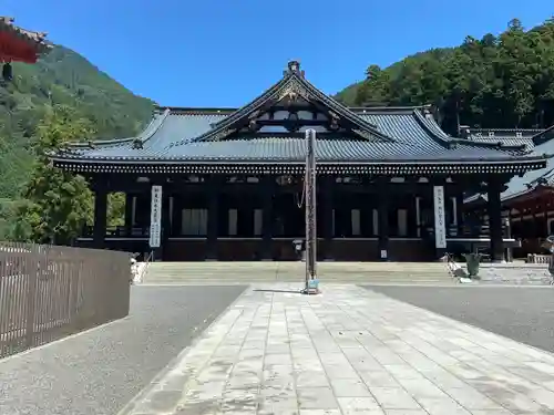久遠寺の本殿・本堂