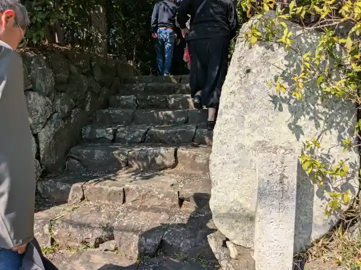 坂手国生神社(皇大神宮摂社)の{uncategorized: "未分類", other: "その他", undefined: "問題あり", building: "その他建物", grave: "お墓", sacred_gate: "鳥居", guardian: "狛犬", statue: "像", buddha: "仏像", history: "歴史", nature: "自然", garden: "庭園", animal: "動物", pagoda: "塔", temizu: "手水舎", mountain_gate: "山門・神門", sanctuary: "本殿・本堂", subordinate: "末社・摂社", art: "芸術", scenery: "景色", jizo: "地蔵", ema: "絵馬", goshuin: "御朱印", omikuji: "おみくじ", items: "授与品その他", amulet: "お守り", goshuincho: "御朱印帳", eats: "食事", festival: "お祭り", votive_dance: "神楽", shichigosan: "七五三参", wedding: "結婚式", experience: "体験その他", initially: "初詣", around: "周辺", anti_infection: "感染症対策"}