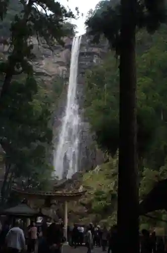 飛瀧神社（熊野那智大社別宮）の{uncategorized: "未分類", other: "その他", undefined: "問題あり", building: "その他建物", grave: "お墓", sacred_gate: "鳥居", guardian: "狛犬", statue: "像", buddha: "仏像", history: "歴史", nature: "自然", garden: "庭園", animal: "動物", pagoda: "塔", temizu: "手水舎", mountain_gate: "山門・神門", sanctuary: "本殿・本堂", subordinate: "末社・摂社", art: "芸術", scenery: "景色", jizo: "地蔵", ema: "絵馬", goshuin: "御朱印", omikuji: "おみくじ", items: "授与品その他", amulet: "お守り", goshuincho: "御朱印帳", eats: "食事", festival: "お祭り", votive_dance: "神楽", shichigosan: "七五三参", wedding: "結婚式", experience: "体験その他", initially: "初詣", around: "周辺", anti_infection: "感染症対策"}