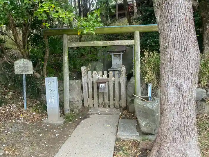 自凝島神社の{uncategorized: "未分類", other: "その他", undefined: "問題あり", building: "その他建物", grave: "お墓", sacred_gate: "鳥居", guardian: "狛犬", statue: "像", buddha: "仏像", history: "歴史", nature: "自然", garden: "庭園", animal: "動物", pagoda: "塔", temizu: "手水舎", mountain_gate: "山門・神門", sanctuary: "本殿・本堂", subordinate: "末社・摂社", art: "芸術", scenery: "景色", jizo: "地蔵", ema: "絵馬", goshuin: "御朱印", omikuji: "おみくじ", items: "授与品その他", amulet: "お守り", goshuincho: "御朱印帳", eats: "食事", festival: "お祭り", votive_dance: "神楽", shichigosan: "七五三参", wedding: "結婚式", experience: "体験その他", initially: "初詣", around: "周辺", anti_infection: "感染症対策"}
