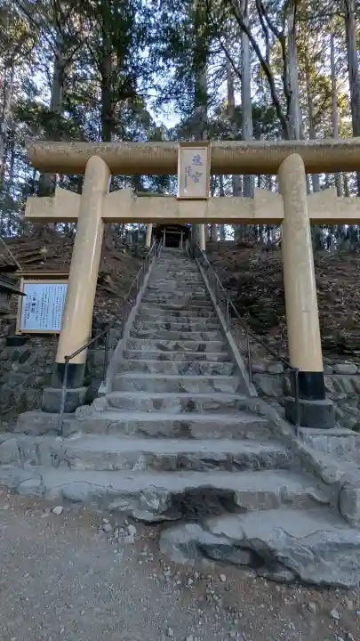 三峯神社の{uncategorized: "未分類", other: "その他", undefined: "問題あり", building: "その他建物", grave: "お墓", sacred_gate: "鳥居", guardian: "狛犬", statue: "像", buddha: "仏像", history: "歴史", nature: "自然", garden: "庭園", animal: "動物", pagoda: "塔", temizu: "手水舎", mountain_gate: "山門・神門", sanctuary: "本殿・本堂", subordinate: "末社・摂社", art: "芸術", scenery: "景色", jizo: "地蔵", ema: "絵馬", goshuin: "御朱印", omikuji: "おみくじ", items: "授与品その他", amulet: "お守り", goshuincho: "御朱印帳", eats: "食事", festival: "お祭り", votive_dance: "神楽", shichigosan: "七五三参", wedding: "結婚式", experience: "体験その他", initially: "初詣", around: "周辺", anti_infection: "感染症対策"}