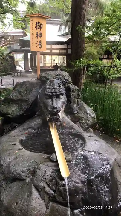 諏訪大社下社秋宮の手水舎