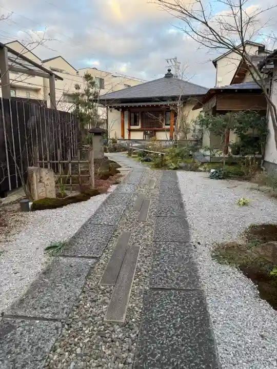 遍照寺の{uncategorized: "未分類", other: "その他", undefined: "問題あり", building: "その他建物", grave: "お墓", sacred_gate: "鳥居", guardian: "狛犬", statue: "像", buddha: "仏像", history: "歴史", nature: "自然", garden: "庭園", animal: "動物", pagoda: "塔", temizu: "手水舎", mountain_gate: "山門・神門", sanctuary: "本殿・本堂", subordinate: "末社・摂社", art: "芸術", scenery: "景色", jizo: "地蔵", ema: "絵馬", goshuin: "御朱印", omikuji: "おみくじ", items: "授与品その他", amulet: "お守り", goshuincho: "御朱印帳", eats: "食事", festival: "お祭り", votive_dance: "神楽", shichigosan: "七五三参", wedding: "結婚式", experience: "体験その他", initially: "初詣", around: "周辺", anti_infection: "感染症対策"}