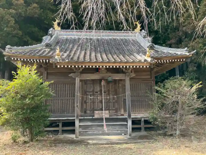 宇都宮神社(作原町)の{uncategorized: "未分類", other: "その他", undefined: "問題あり", building: "その他建物", grave: "お墓", sacred_gate: "鳥居", guardian: "狛犬", statue: "像", buddha: "仏像", history: "歴史", nature: "自然", garden: "庭園", animal: "動物", pagoda: "塔", temizu: "手水舎", mountain_gate: "山門・神門", sanctuary: "本殿・本堂", subordinate: "末社・摂社", art: "芸術", scenery: "景色", jizo: "地蔵", ema: "絵馬", goshuin: "御朱印", omikuji: "おみくじ", items: "授与品その他", amulet: "お守り", goshuincho: "御朱印帳", eats: "食事", festival: "お祭り", votive_dance: "神楽", shichigosan: "七五三参", wedding: "結婚式", experience: "体験その他", initially: "初詣", around: "周辺", anti_infection: "感染症対策"}