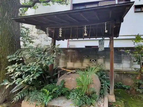 於岩稲荷田宮神社の手水舎