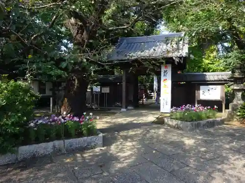 明王院（満願寺別院）の山門