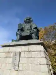 武田神社の像