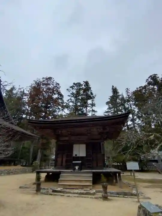 壇上伽藍の{uncategorized: "未分類", other: "その他", undefined: "問題あり", building: "その他建物", grave: "お墓", sacred_gate: "鳥居", guardian: "狛犬", statue: "像", buddha: "仏像", history: "歴史", nature: "自然", garden: "庭園", animal: "動物", pagoda: "塔", temizu: "手水舎", mountain_gate: "山門・神門", sanctuary: "本殿・本堂", subordinate: "末社・摂社", art: "芸術", scenery: "景色", jizo: "地蔵", ema: "絵馬", goshuin: "御朱印", omikuji: "おみくじ", items: "授与品その他", amulet: "お守り", goshuincho: "御朱印帳", eats: "食事", festival: "お祭り", votive_dance: "神楽", shichigosan: "七五三参", wedding: "結婚式", experience: "体験その他", initially: "初詣", around: "周辺", anti_infection: "感染症対策"}