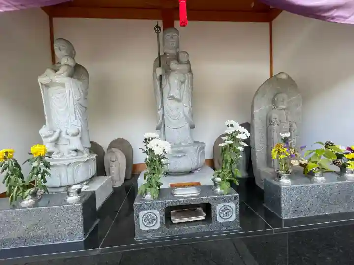 萬嶽山松竜院の{uncategorized: "未分類", other: "その他", undefined: "問題あり", building: "その他建物", grave: "お墓", sacred_gate: "鳥居", guardian: "狛犬", statue: "像", buddha: "仏像", history: "歴史", nature: "自然", garden: "庭園", animal: "動物", pagoda: "塔", temizu: "手水舎", mountain_gate: "山門・神門", sanctuary: "本殿・本堂", subordinate: "末社・摂社", art: "芸術", scenery: "景色", jizo: "地蔵", ema: "絵馬", goshuin: "御朱印", omikuji: "おみくじ", items: "授与品その他", amulet: "お守り", goshuincho: "御朱印帳", eats: "食事", festival: "お祭り", votive_dance: "神楽", shichigosan: "七五三参", wedding: "結婚式", experience: "体験その他", initially: "初詣", around: "周辺", anti_infection: "感染症対策"}