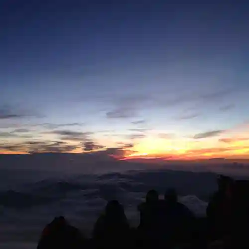 富士山頂上浅間大社奥宮の景色