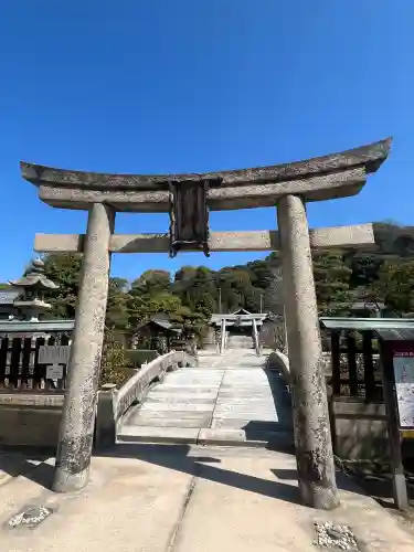 鶴羽根神社の{uncategorized: "未分類", other: "その他", undefined: "問題あり", building: "その他建物", grave: "お墓", sacred_gate: "鳥居", guardian: "狛犬", statue: "像", buddha: "仏像", history: "歴史", nature: "自然", garden: "庭園", animal: "動物", pagoda: "塔", temizu: "手水舎", mountain_gate: "山門・神門", sanctuary: "本殿・本堂", subordinate: "末社・摂社", art: "芸術", scenery: "景色", jizo: "地蔵", ema: "絵馬", goshuin: "御朱印", omikuji: "おみくじ", items: "授与品その他", amulet: "お守り", goshuincho: "御朱印帳", eats: "食事", festival: "お祭り", votive_dance: "神楽", shichigosan: "七五三参", wedding: "結婚式", experience: "体験その他", initially: "初詣", around: "周辺", anti_infection: "感染症対策"}