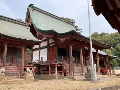 薦神社の本殿