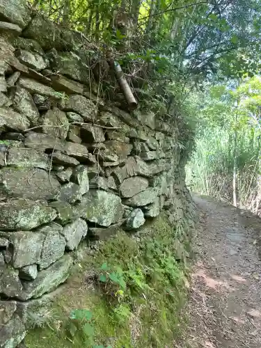 自凝神社の{uncategorized: "未分類", other: "その他", undefined: "問題あり", building: "その他建物", grave: "お墓", sacred_gate: "鳥居", guardian: "狛犬", statue: "像", buddha: "仏像", history: "歴史", nature: "自然", garden: "庭園", animal: "動物", pagoda: "塔", temizu: "手水舎", mountain_gate: "山門・神門", sanctuary: "本殿・本堂", subordinate: "末社・摂社", art: "芸術", scenery: "景色", jizo: "地蔵", ema: "絵馬", goshuin: "御朱印", omikuji: "おみくじ", items: "授与品その他", amulet: "お守り", goshuincho: "御朱印帳", eats: "食事", festival: "お祭り", votive_dance: "神楽", shichigosan: "七五三参", wedding: "結婚式", experience: "体験その他", initially: "初詣", around: "周辺", anti_infection: "感染症対策"}