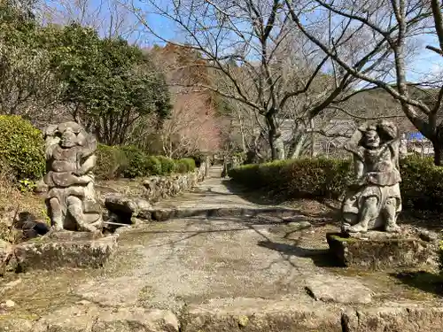 岩戸寺の像