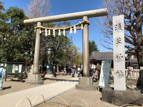 浅草神社の鳥居