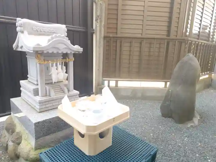 上宮地稲荷神社の{uncategorized: "未分類", other: "その他", undefined: "問題あり", building: "その他建物", grave: "お墓", sacred_gate: "鳥居", guardian: "狛犬", statue: "像", buddha: "仏像", history: "歴史", nature: "自然", garden: "庭園", animal: "動物", pagoda: "塔", temizu: "手水舎", mountain_gate: "山門・神門", sanctuary: "本殿・本堂", subordinate: "末社・摂社", art: "芸術", scenery: "景色", jizo: "地蔵", ema: "絵馬", goshuin: "御朱印", omikuji: "おみくじ", items: "授与品その他", amulet: "お守り", goshuincho: "御朱印帳", eats: "食事", festival: "お祭り", votive_dance: "神楽", shichigosan: "七五三参", wedding: "結婚式", experience: "体験その他", initially: "初詣", around: "周辺", anti_infection: "感染症対策"}