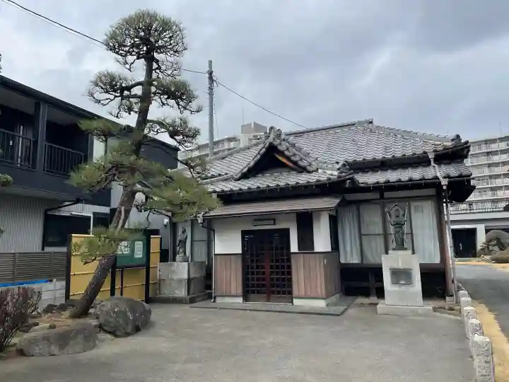高徳寺の{uncategorized: "未分類", other: "その他", undefined: "問題あり", building: "その他建物", grave: "お墓", sacred_gate: "鳥居", guardian: "狛犬", statue: "像", buddha: "仏像", history: "歴史", nature: "自然", garden: "庭園", animal: "動物", pagoda: "塔", temizu: "手水舎", mountain_gate: "山門・神門", sanctuary: "本殿・本堂", subordinate: "末社・摂社", art: "芸術", scenery: "景色", jizo: "地蔵", ema: "絵馬", goshuin: "御朱印", omikuji: "おみくじ", items: "授与品その他", amulet: "お守り", goshuincho: "御朱印帳", eats: "食事", festival: "お祭り", votive_dance: "神楽", shichigosan: "七五三参", wedding: "結婚式", experience: "体験その他", initially: "初詣", around: "周辺", anti_infection: "感染症対策"}