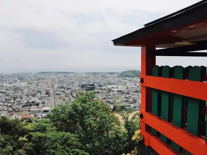 神倉神社(熊野速玉大社摂社)の{uncategorized: "未分類", other: "その他", undefined: "問題あり", building: "その他建物", grave: "お墓", sacred_gate: "鳥居", guardian: "狛犬", statue: "像", buddha: "仏像", history: "歴史", nature: "自然", garden: "庭園", animal: "動物", pagoda: "塔", temizu: "手水舎", mountain_gate: "山門・神門", sanctuary: "本殿・本堂", subordinate: "末社・摂社", art: "芸術", scenery: "景色", jizo: "地蔵", ema: "絵馬", goshuin: "御朱印", omikuji: "おみくじ", items: "授与品その他", amulet: "お守り", goshuincho: "御朱印帳", eats: "食事", festival: "お祭り", votive_dance: "神楽", shichigosan: "七五三参", wedding: "結婚式", experience: "体験その他", initially: "初詣", around: "周辺", anti_infection: "感染症対策"}