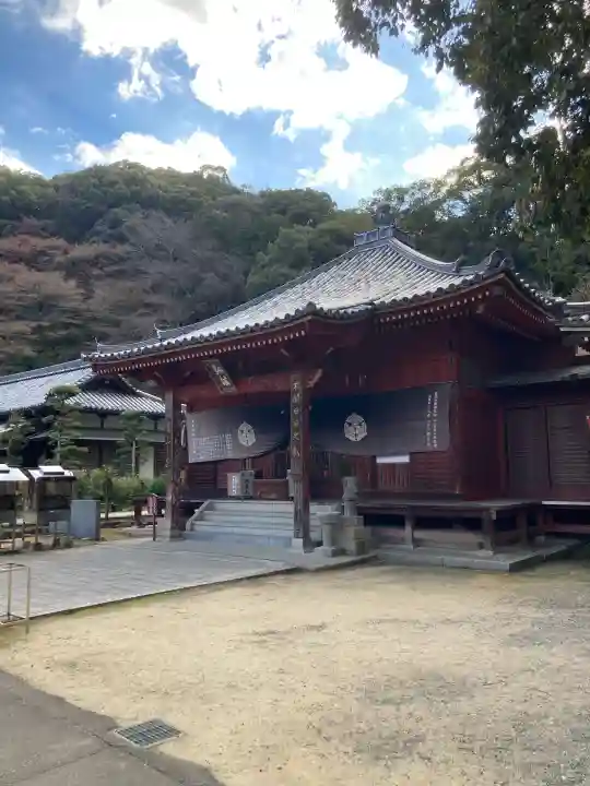観音寺の{uncategorized: "未分類", other: "その他", undefined: "問題あり", building: "その他建物", grave: "お墓", sacred_gate: "鳥居", guardian: "狛犬", statue: "像", buddha: "仏像", history: "歴史", nature: "自然", garden: "庭園", animal: "動物", pagoda: "塔", temizu: "手水舎", mountain_gate: "山門・神門", sanctuary: "本殿・本堂", subordinate: "末社・摂社", art: "芸術", scenery: "景色", jizo: "地蔵", ema: "絵馬", goshuin: "御朱印", omikuji: "おみくじ", items: "授与品その他", amulet: "お守り", goshuincho: "御朱印帳", eats: "食事", festival: "お祭り", votive_dance: "神楽", shichigosan: "七五三参", wedding: "結婚式", experience: "体験その他", initially: "初詣", around: "周辺", anti_infection: "感染症対策"}