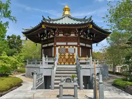 三学院の{uncategorized: "未分類", other: "その他", undefined: "問題あり", building: "その他建物", grave: "お墓", sacred_gate: "鳥居", guardian: "狛犬", statue: "像", buddha: "仏像", history: "歴史", nature: "自然", garden: "庭園", animal: "動物", pagoda: "塔", temizu: "手水舎", mountain_gate: "山門・神門", sanctuary: "本殿・本堂", subordinate: "末社・摂社", art: "芸術", scenery: "景色", jizo: "地蔵", ema: "絵馬", goshuin: "御朱印", omikuji: "おみくじ", items: "授与品その他", amulet: "お守り", goshuincho: "御朱印帳", eats: "食事", festival: "お祭り", votive_dance: "神楽", shichigosan: "七五三参", wedding: "結婚式", experience: "体験その他", initially: "初詣", around: "周辺", anti_infection: "感染症対策"}
