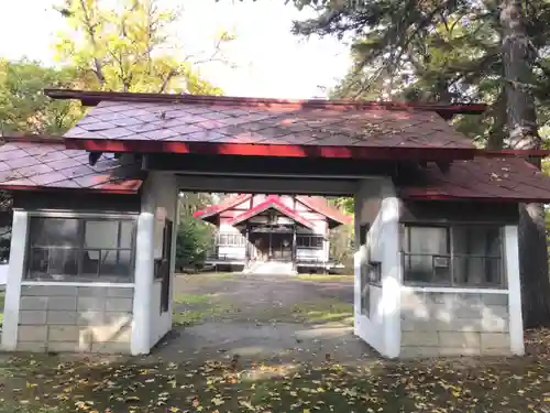 倶知安神社の山門