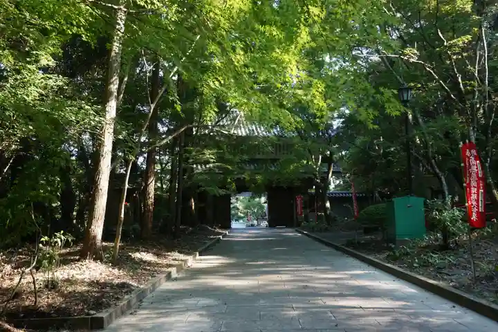 目の霊山 油山寺の山門・神門