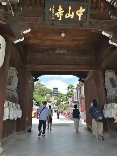 中山寺の山門