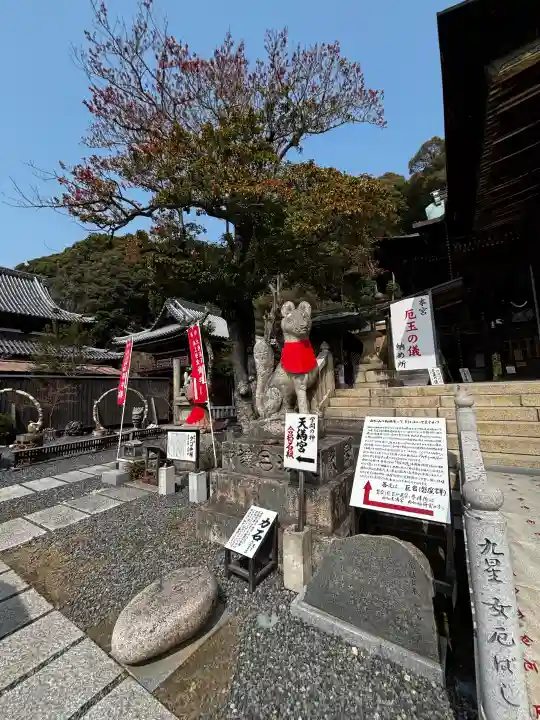 由加山 由加神社本宮の{uncategorized: "未分類", other: "その他", undefined: "問題あり", building: "その他建物", grave: "お墓", sacred_gate: "鳥居", guardian: "狛犬", statue: "像", buddha: "仏像", history: "歴史", nature: "自然", garden: "庭園", animal: "動物", pagoda: "塔", temizu: "手水舎", mountain_gate: "山門・神門", sanctuary: "本殿・本堂", subordinate: "末社・摂社", art: "芸術", scenery: "景色", jizo: "地蔵", ema: "絵馬", goshuin: "御朱印", omikuji: "おみくじ", items: "授与品その他", amulet: "お守り", goshuincho: "御朱印帳", eats: "食事", festival: "お祭り", votive_dance: "神楽", shichigosan: "七五三参", wedding: "結婚式", experience: "体験その他", initially: "初詣", around: "周辺", anti_infection: "感染症対策"}
