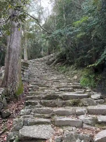 神倉神社（熊野速玉大社摂社）の{uncategorized: "未分類", other: "その他", undefined: "問題あり", building: "その他建物", grave: "お墓", sacred_gate: "鳥居", guardian: "狛犬", statue: "像", buddha: "仏像", history: "歴史", nature: "自然", garden: "庭園", animal: "動物", pagoda: "塔", temizu: "手水舎", mountain_gate: "山門・神門", sanctuary: "本殿・本堂", subordinate: "末社・摂社", art: "芸術", scenery: "景色", jizo: "地蔵", ema: "絵馬", goshuin: "御朱印", omikuji: "おみくじ", items: "授与品その他", amulet: "お守り", goshuincho: "御朱印帳", eats: "食事", festival: "お祭り", votive_dance: "神楽", shichigosan: "七五三参", wedding: "結婚式", experience: "体験その他", initially: "初詣", around: "周辺", anti_infection: "感染症対策"}