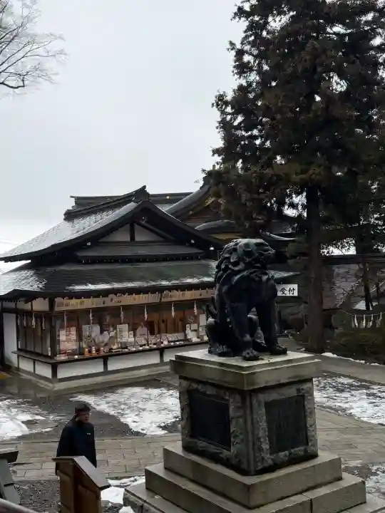 諏訪大社下社秋宮の{uncategorized: "未分類", other: "その他", undefined: "問題あり", building: "その他建物", grave: "お墓", sacred_gate: "鳥居", guardian: "狛犬", statue: "像", buddha: "仏像", history: "歴史", nature: "自然", garden: "庭園", animal: "動物", pagoda: "塔", temizu: "手水舎", mountain_gate: "山門・神門", sanctuary: "本殿・本堂", subordinate: "末社・摂社", art: "芸術", scenery: "景色", jizo: "地蔵", ema: "絵馬", goshuin: "御朱印", omikuji: "おみくじ", items: "授与品その他", amulet: "お守り", goshuincho: "御朱印帳", eats: "食事", festival: "お祭り", votive_dance: "神楽", shichigosan: "七五三参", wedding: "結婚式", experience: "体験その他", initially: "初詣", around: "周辺", anti_infection: "感染症対策"}